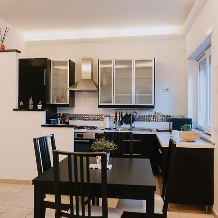 Pau Suite Home Fiumicino Buitenkant foto